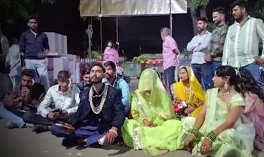 डीजे के बंद कराने पर दूल्हे दुल्हन नें थाने पर धरना दे दिया