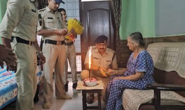 Jabalpur News : जबलपुर पुलिस की अनोखी पहल वृद्ध महिला का मनाया गया जन्मदिन।