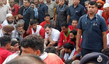 आज कुली साथियों से मिलने आनंद विहार रेलवे स्टेशन पहुचे राहुल गांधी , 1 घंटे तक की मुलाकात