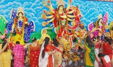 Jabalpur News : सिटी बंगाली क्लब जबलपुर  की महिलाओ ने माँ दुर्गा को सिंदूर लगा दी विदाई