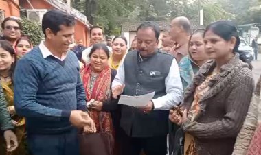 नगर निगम नेता प्रतिपक्ष कमलेश अग्रवाल के नेतृत्व में पार्षद दल की राशि समेत अन्य समस्याओं को लेकर सौंपा ज्ञापन