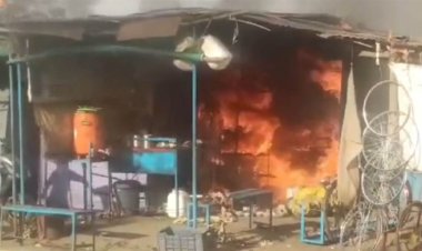 Katni News: चाय-नाश्ते की दुकान में दो सिलेंडर फटने से भड़की आग, दो लोग झुलसे