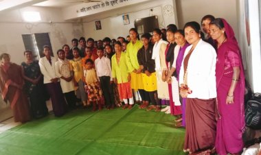 Dindori News Today: राष्ट्रीय किशोर स्वास्थ्य कार्यक्रम के अंतर्गत आशाओ के द्वारा ग्रामीणो को किया जा रहा जागरूक 