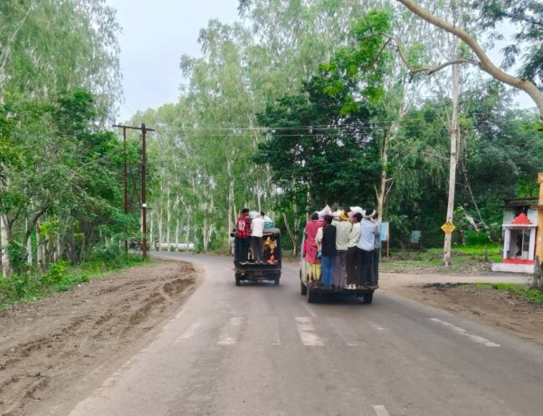 Dindori News : शहपुरा की सड़कों पर बेखौफ दौड़ रहीं अवैध और ओवरलोड टैक्सियां