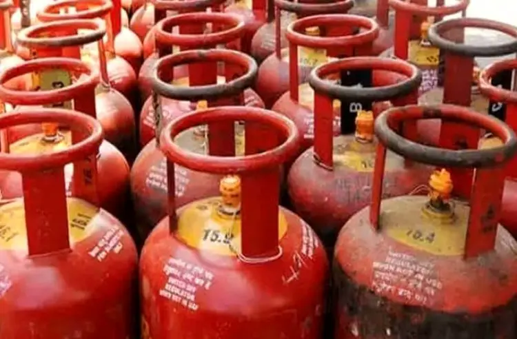 लाडली बहनों को LPG गैस सिलेंडर 450 रुपए में देने का वादा पूरा।