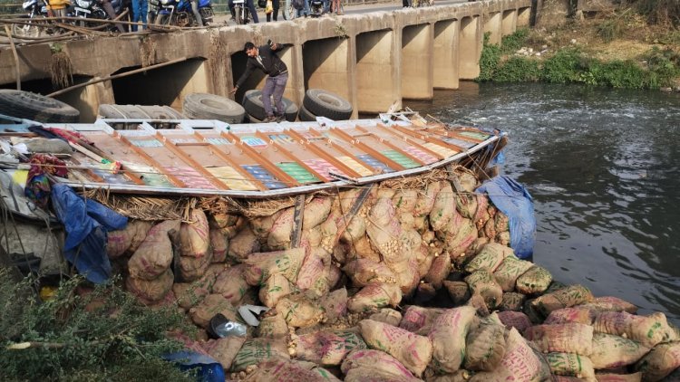 A truck full of potato sacks broke the railing of the bridge and fell into the drain the driver cleaner saved his life by jumping